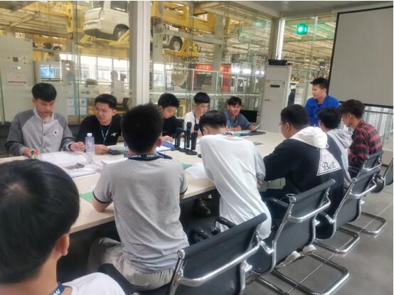南宁三职校机电专业部分学生赴上汽通用五菱柳州分公司开展见习活动