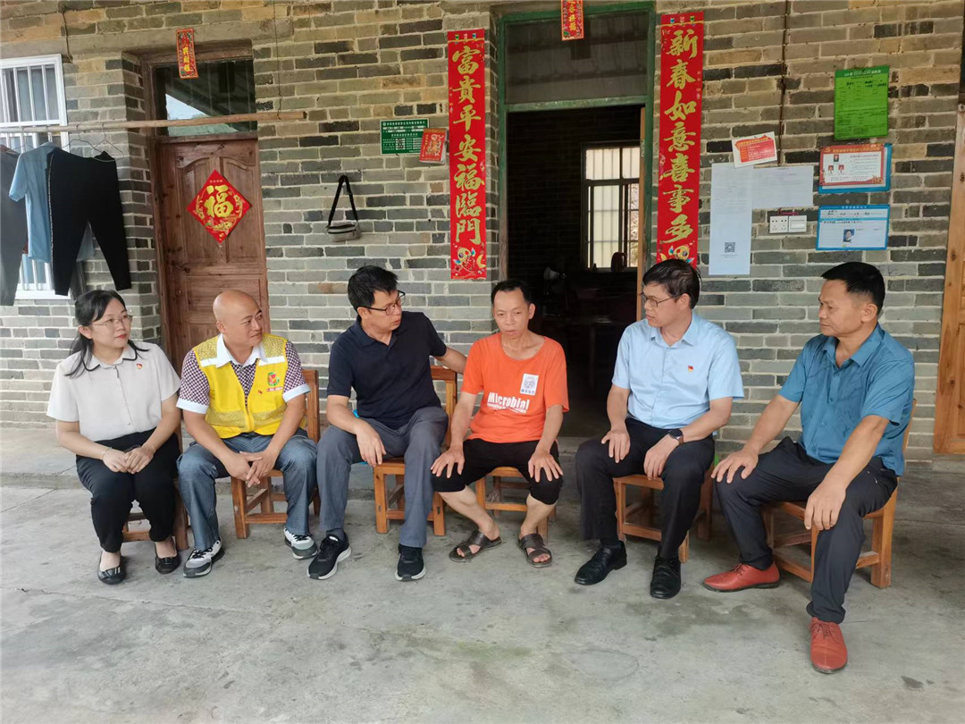 慰问小组来到脱贫户家中进行走访慰问.jpg
