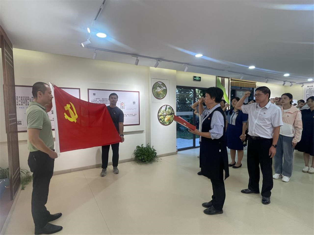 南宁三职校党委书记黄玲芝带领全体党员教师重温入党誓词.jpg