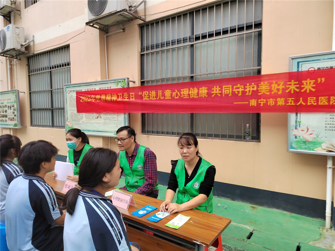同学们积极参加心理咨询义诊活动.jpg