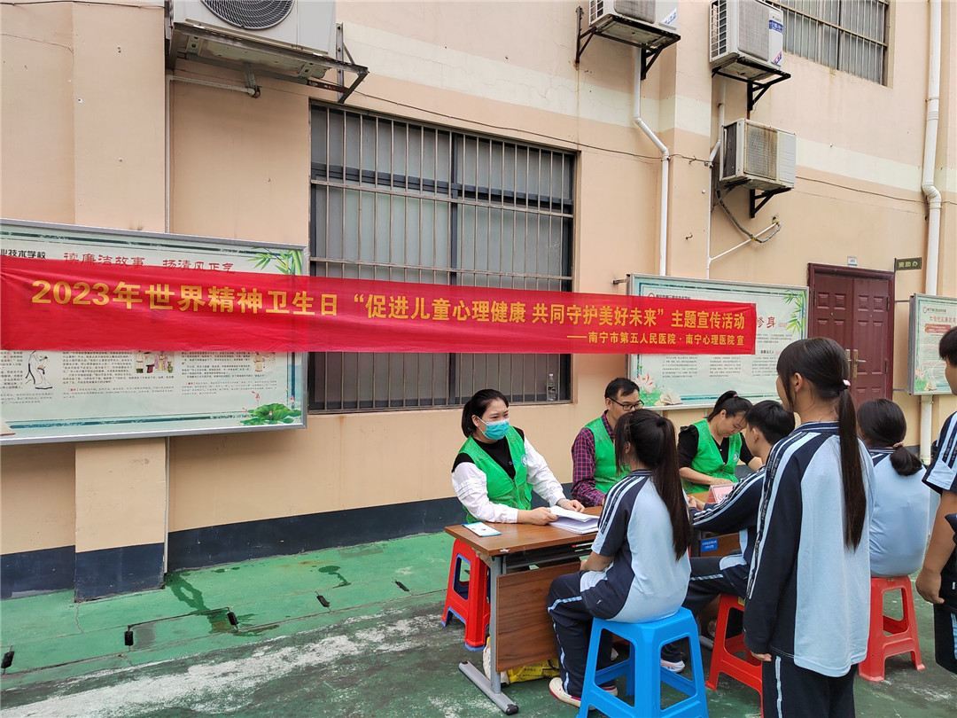 五医院专家在耐心倾听.jpg