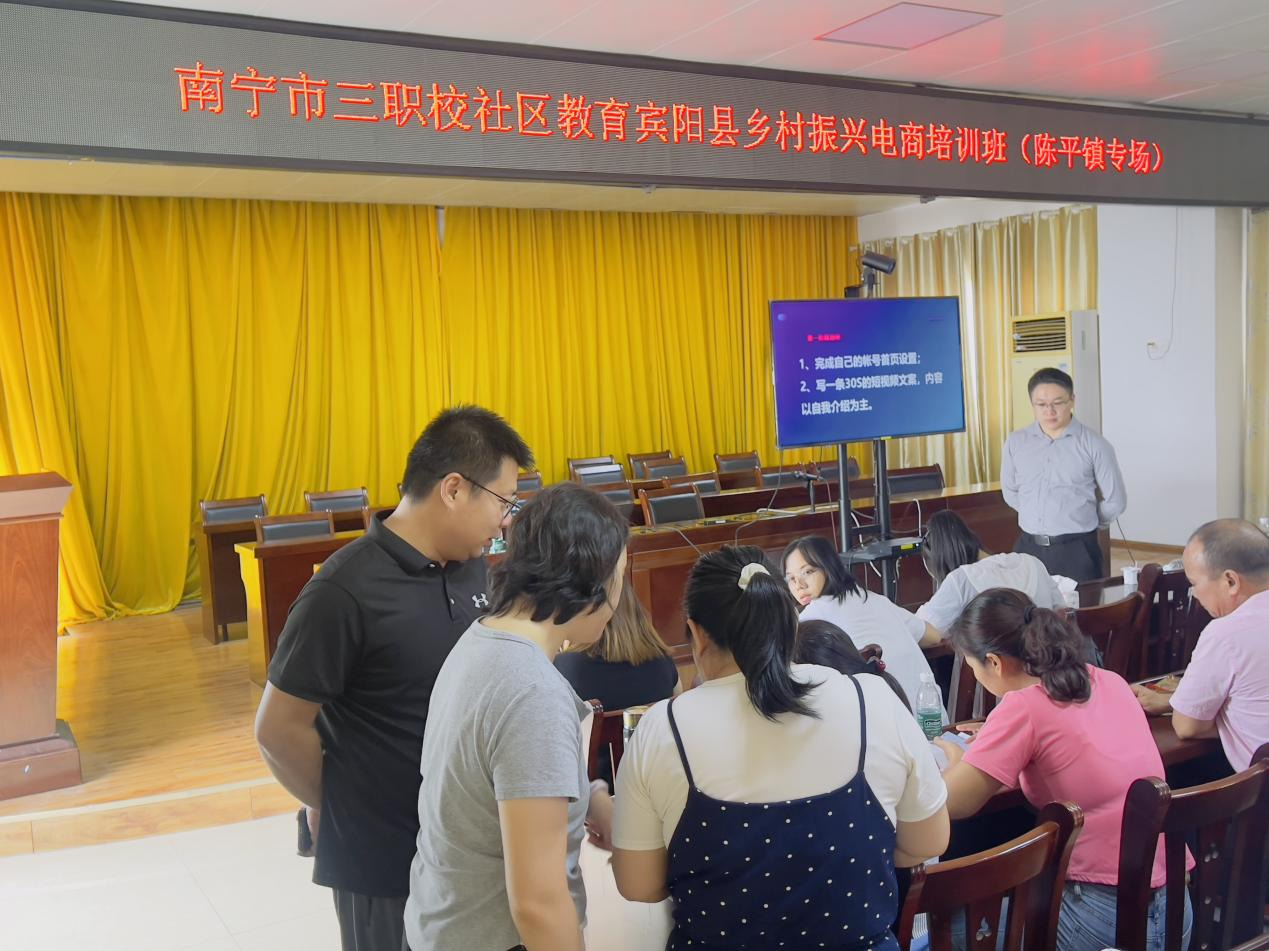 5.在南宁三职校老师的指导下，学员在手机上撰写视频文案.jpg