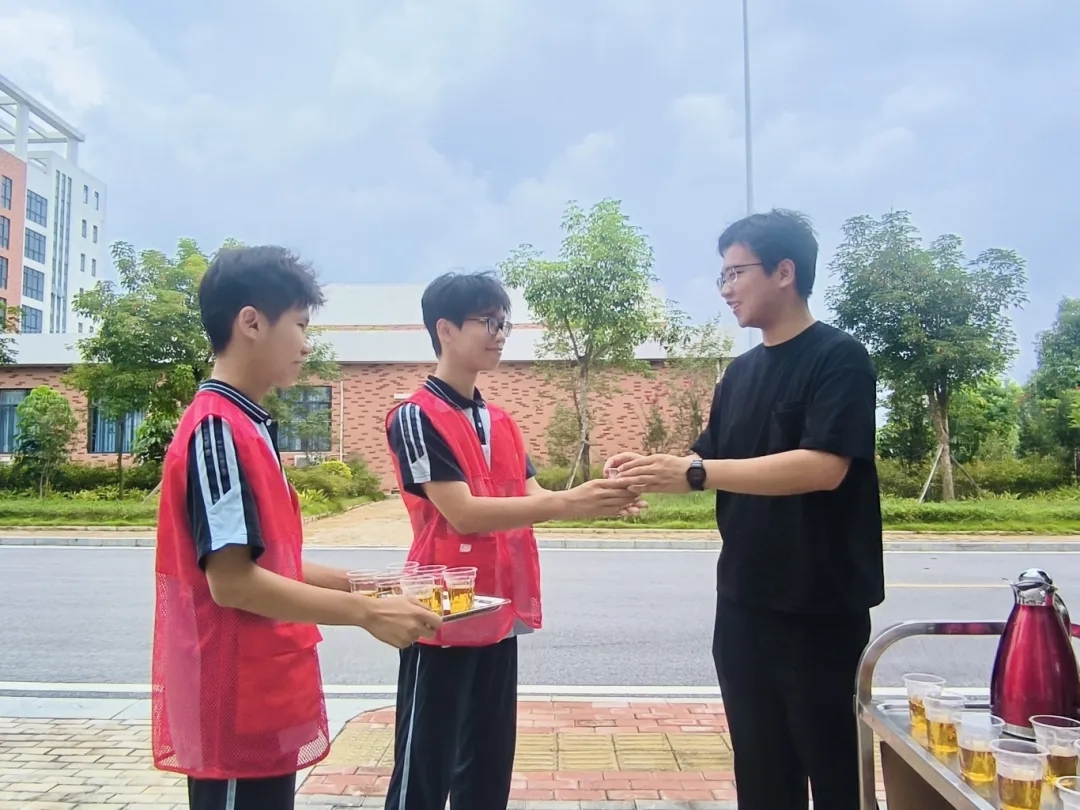 学生为老师奉茶.webp.jpg