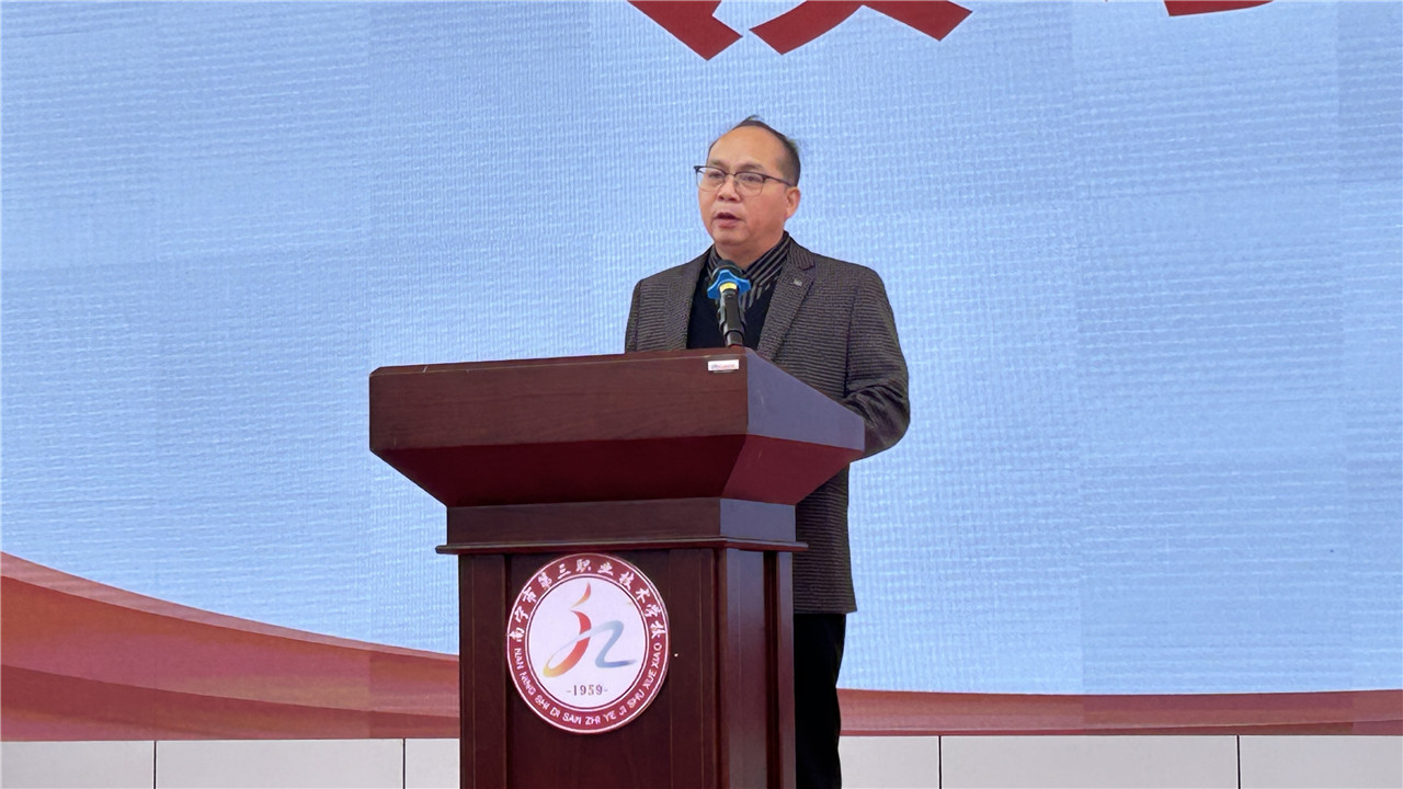 学校副校长林才丰做开学致辞.jpg