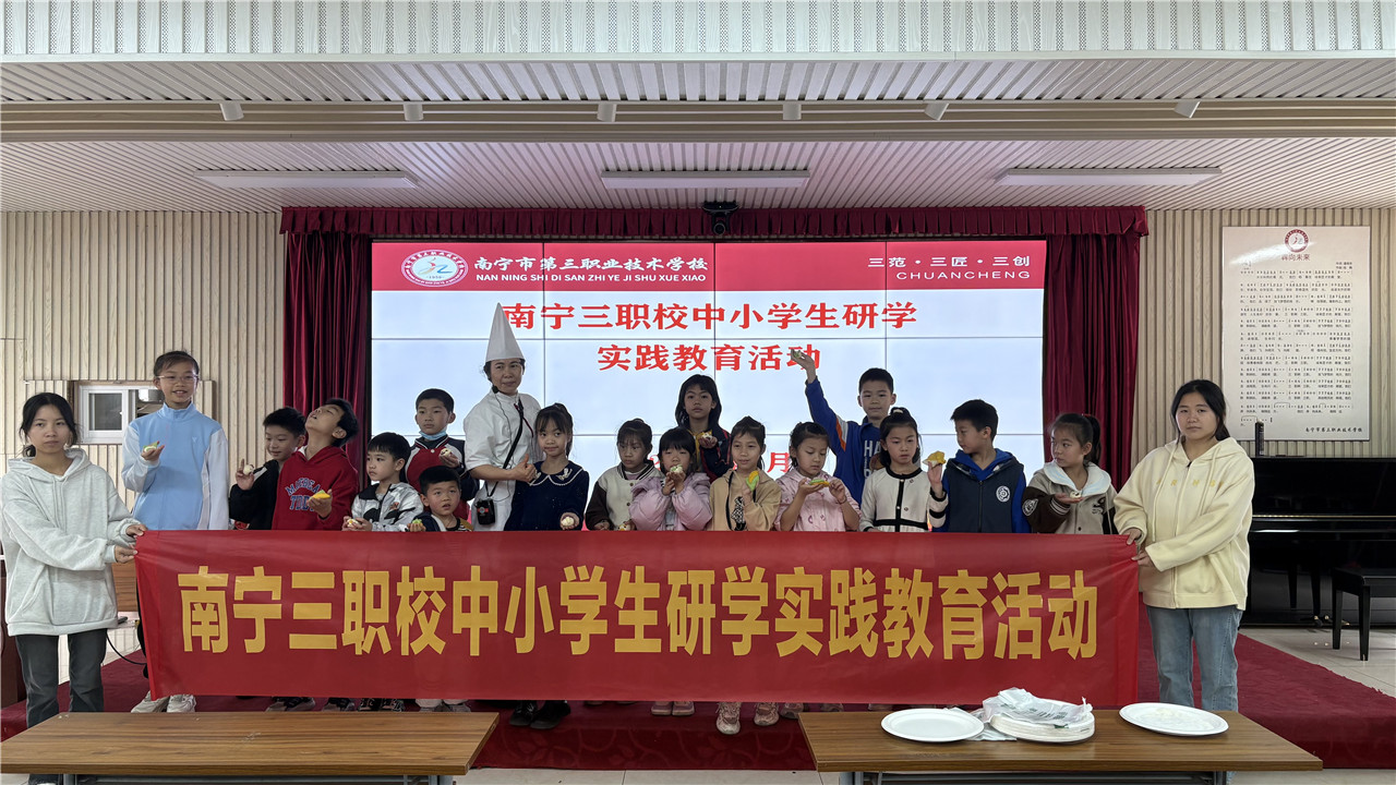 面点大师与小朋友合影留念.jpg