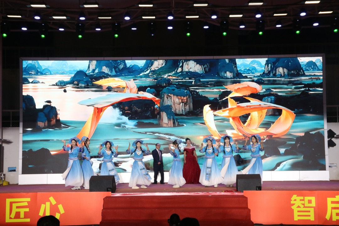 林才丰副校长、王瑶主任与学生代表共同献上歌舞《大地飞歌》与歌曲《阳光路上》.jpg